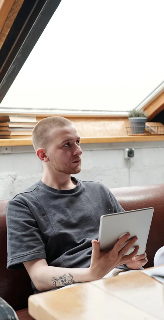 Junges paar sitzt gemeinsam am Tisch. 