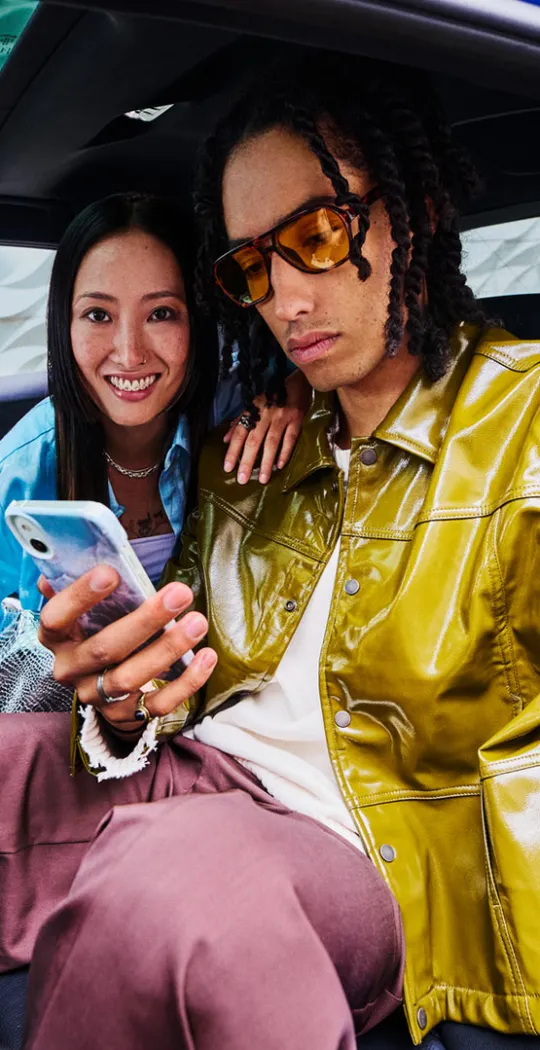 Junges Paar im Auto. 