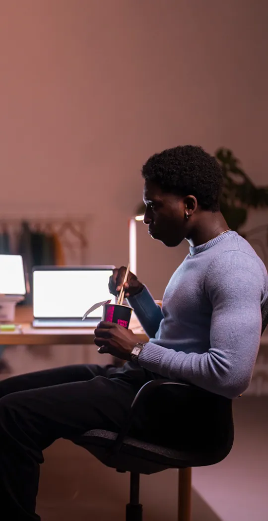 Zwei Freunde beim Investieren.