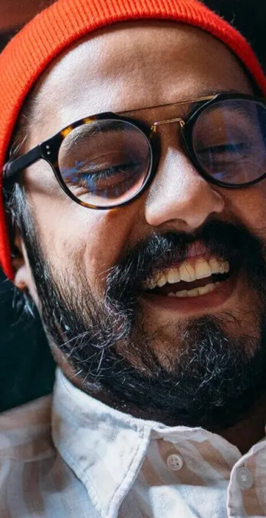 1,99 Euro Aktion Mann auf Sofa