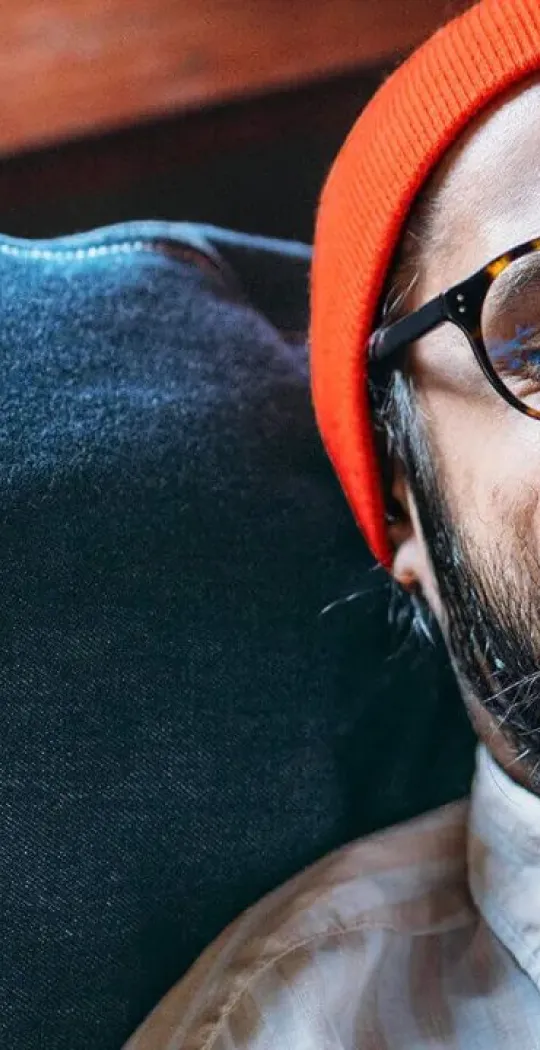 1,99 Euro Aktion Mann auf Sofa