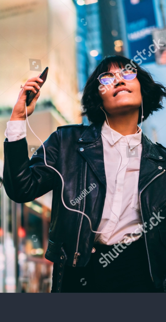 Sorglose Frau in der Stadt