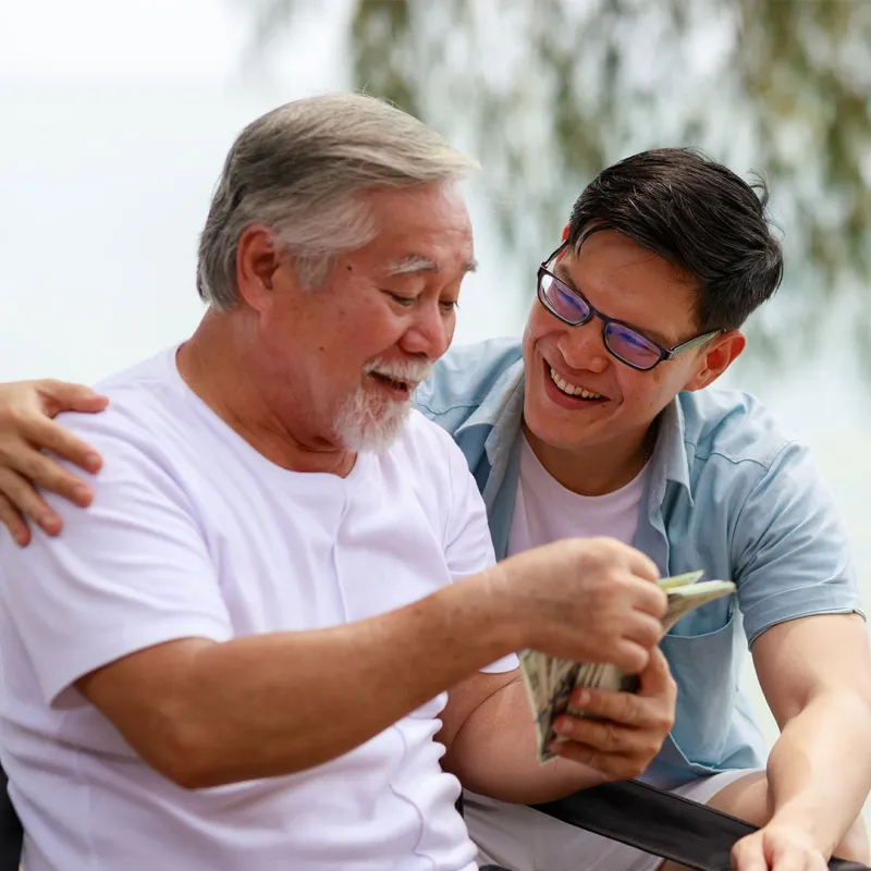 Vater und Sohn verbringen gemeinsam Zeit miteinander. 