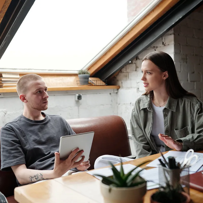 Junges paar sitzt gemeinsam am Tisch. Junges paar sitzt gemeinsam am Tisch.
