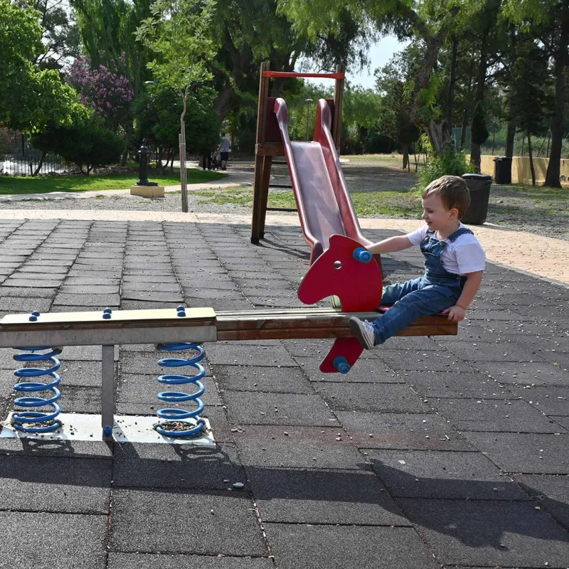 Vater mit Kind auf Wippe.