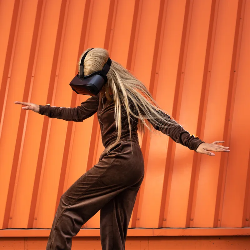 Junge Frau mit VR-Brille. 