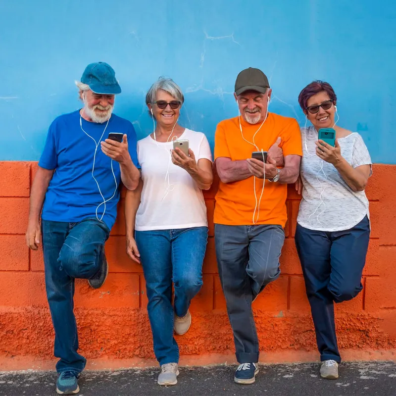 Fröhliche Menschen lehnen an Mauer. 