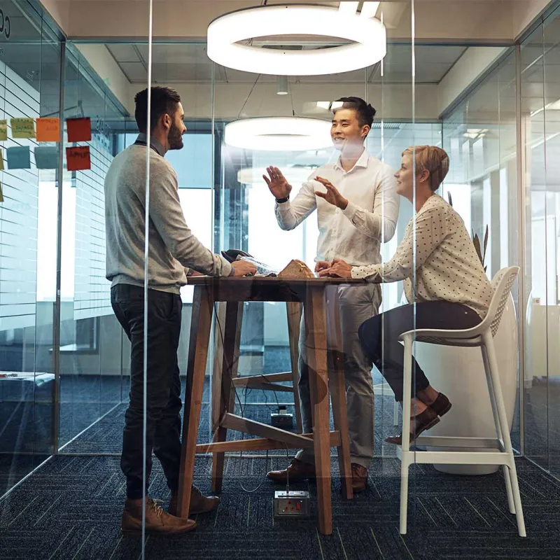 Personen im Meetingraum.