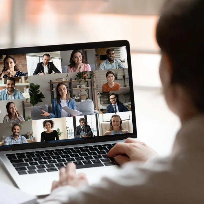 Webseminar am Laptop. 