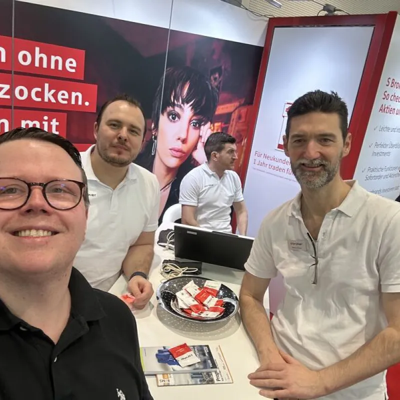 S Broker Stand