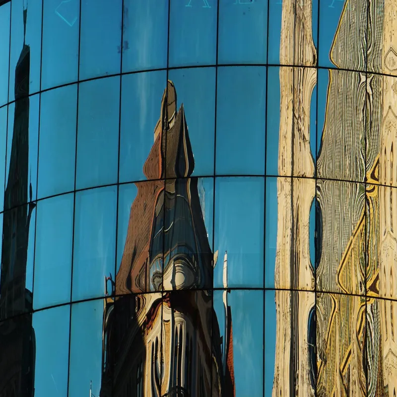Spiegelung in Glasfassade. 