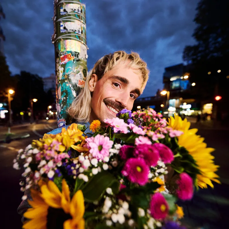 Typ mit Blumenstrauß.