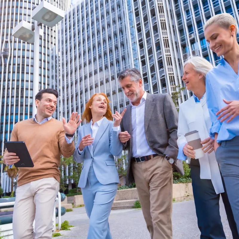 Gruppe Personen unterhält sich beim Gehen.
