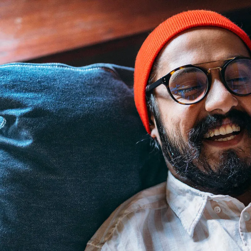 1,99 Euro Aktion Mann auf Sofa